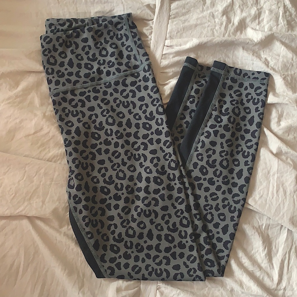 Allfenix black and gray cheetah print leggings